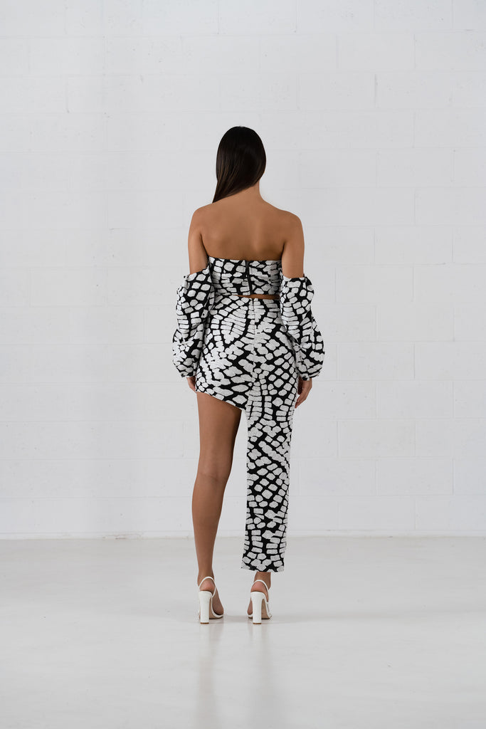 The Peyton skirt in an asymmetrical design. Black and white pattern fabric.
