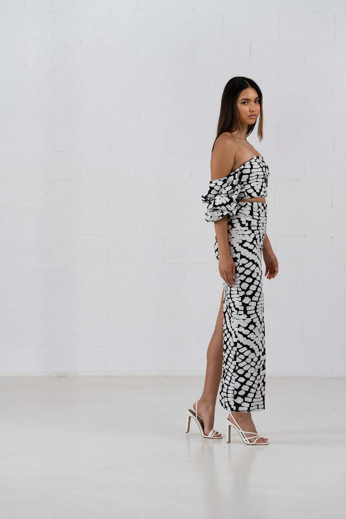 The Peyton skirt in an asymmetrical design. Black and white pattern fabric.