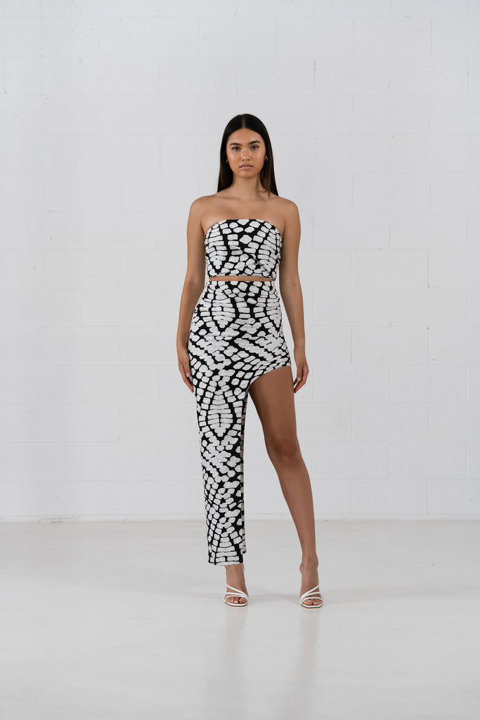 The Peyton skirt in an asymmetrical design. Black and white pattern fabric.