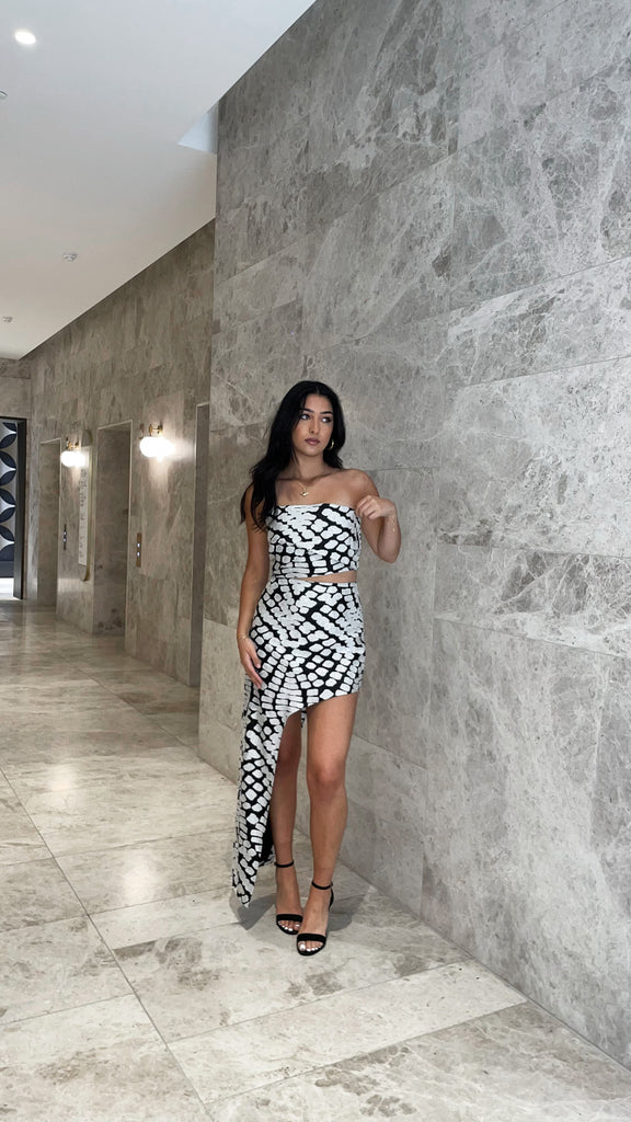 The Peyton skirt in an asymmetrical design. Black and white pattern fabric.